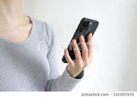 有智能手機的一名婦女 有智能手機的一名婦女 142805939