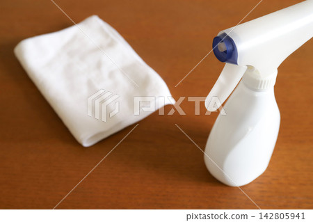 用抹布和噴霧劑清潔 142805941