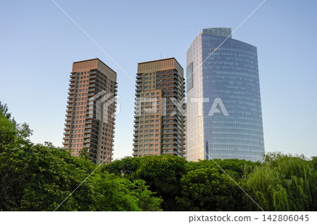 Buenos Aires Puerto Madero Skyline with Modern Glass Tower Buenos Aires Puerto Madero Skyline with Modern Glass Tower 142806045