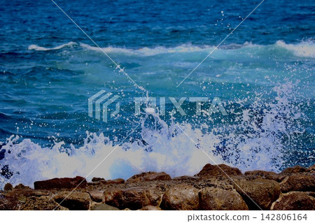 藍色的海浪拍打著岩石海岸,激起動感的水花(自然風光,無人)。 藍色的海浪拍打著岩石海岸,激起動感的水花(自然風光,無人)。 142806164