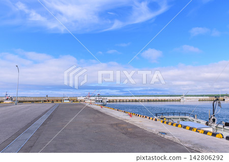 Hamasaroma Fishing Port, a small fishing port on Lake Saroma in eastern Hokkaido Hamasaroma Fishing Port, a small fishing port on Lake Saroma in eastern Hokkaido 142806292