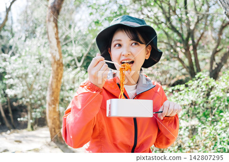 一個女人用 Mestin 登山吃食物 142807295