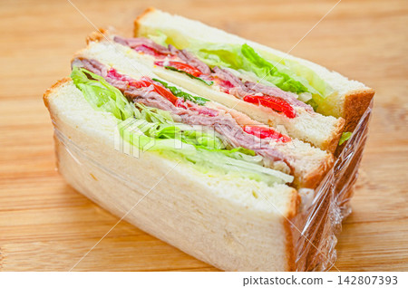 烤牛肉和新鮮蔬菜三明治 烤牛肉和新鮮蔬菜三明治 142807393