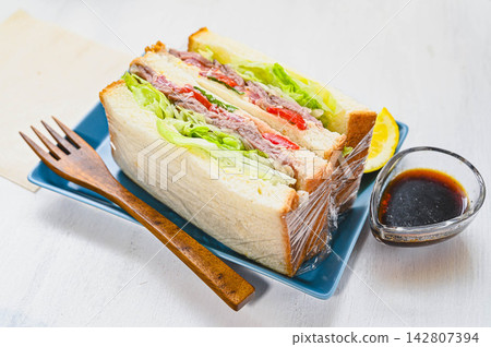 烤牛肉和新鮮蔬菜三明治 烤牛肉和新鮮蔬菜三明治 142807394