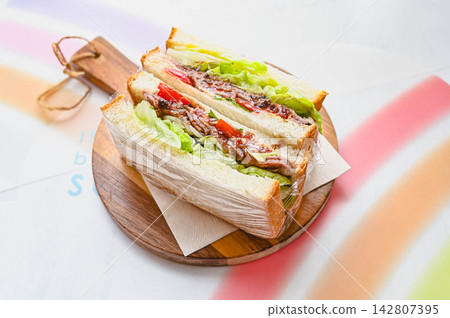 Roast beef and fresh vegetable sandwich Roast beef and fresh vegetable sandwich 142807395