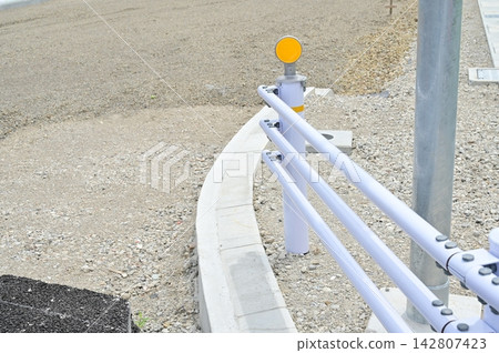 碎石鋪設(路基基礎工程)及護欄 碎石鋪設(路基基礎工程)及護欄 142807423
