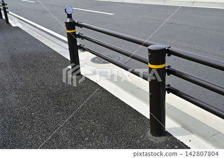 Guardrails made of pipes on the road are vehicle-protective barriers. Guardrails made of pipes on the road are vehicle-protective barriers. 142807804