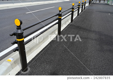 道路上的管道護欄是保護車輛的屏障。 道路上的管道護欄是保護車輛的屏障。 142807835