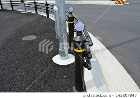 道路上的管道護欄是保護車輛的屏障。 道路上的管道護欄是保護車輛的屏障。 142807848