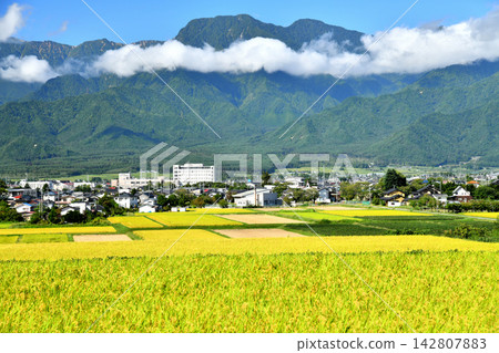 眺望有明山 / 俯瞰池田町政廳和安住醫院週邊地區（長野縣池田町）[2026.9] 142807883