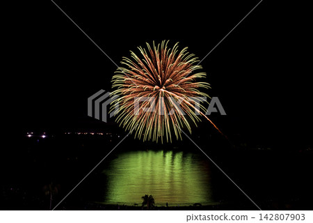 和歌山縣白濱海灘的夜景。煙花倒映在海面上。 142807903