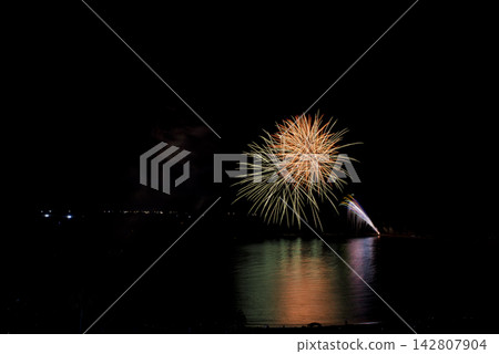 和歌山縣白濱海灘的夜景。煙花倒映在海面上。 和歌山縣白濱海灘的夜景。煙花倒映在海面上。 142807904