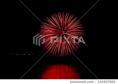 和歌山縣白濱海灘的夜景。煙花倒映在海面上。 142807908