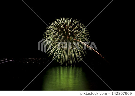和歌山縣白濱海灘的夜景。煙花倒映在海面上。 和歌山縣白濱海灘的夜景。煙花倒映在海面上。 142807909