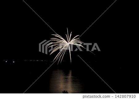 和歌山縣白濱海灘的夜景。煙花倒映在海面上。 和歌山縣白濱海灘的夜景。煙花倒映在海面上。 142807910