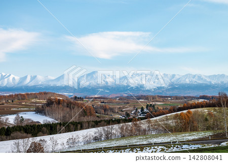 白雪皚皚的山丘、皚皚的雪山和蔚藍的天空－十勝山脈 142808041