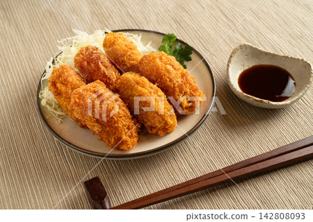 Fried oysters served with sauce 142808093