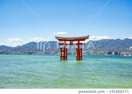 廣島嚴島神社：一座美麗的鳥居從海中拔地而起。 142808271