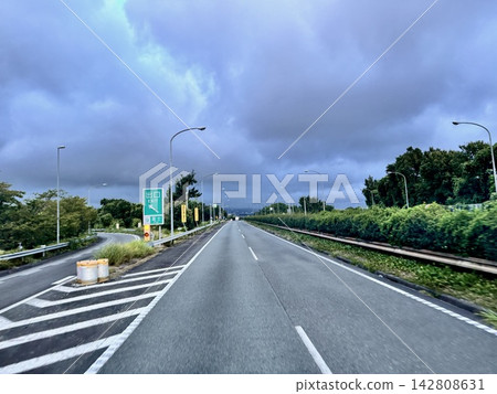高速公路富士出口上方烏雲密布。 高速公路富士出口上方烏雲密布。 142808631