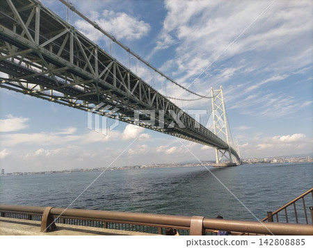 從明石海峽大橋下方看到的明石大橋 從明石海峽大橋下方看到的明石大橋 142808885