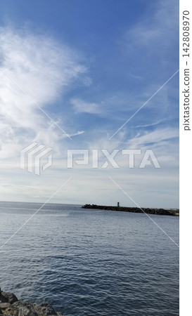 流動的雲和輕柔的波浪 流動的雲和輕柔的波浪 142808970