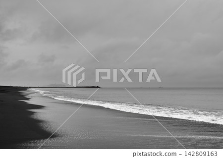 一幅單色風景:雨後海岸線上,雲朵、波光粼粼的海浪,以及朦朧的江之島景色。 一幅單色風景:雨後海岸線上,雲朵、波光粼粼的海浪,以及朦朧的江之島景色。 142809163