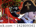 Person wearing a mask from the Folia de Reis 142809341