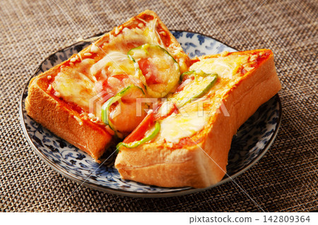 Pizza toast  142809364
