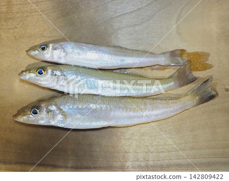 砧板上的新鮮日本鱈魚 砧板上的新鮮日本鱈魚 142809422