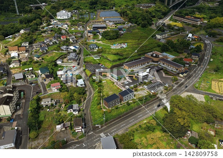 一張空拍照片,展現了大分縣別府市的丘陵住宅區和主要道路。 一張空拍照片,展現了大分縣別府市的丘陵住宅區和主要道路。 142809758