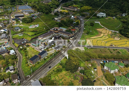拍攝大分縣別府市鄉村和城市地區的空拍照片。 142809759