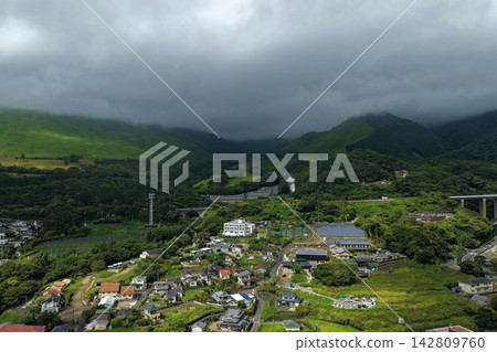 空拍照片展現了大分縣別府市的山村、高架橋和農田。 空拍照片展現了大分縣別府市的山村、高架橋和農田。 142809760