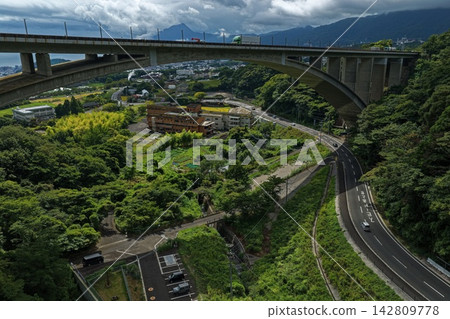 空拍照片，展現了大分縣別府市的市中心和高架橋。 142809778