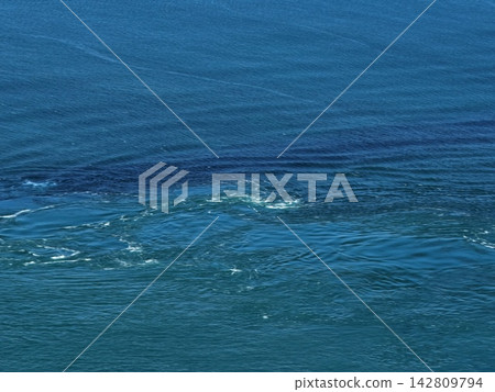 空拍照片捕捉了德島縣鳴門市沿海的海面和波浪。 空拍照片捕捉了德島縣鳴門市沿海的海面和波浪。 142809794