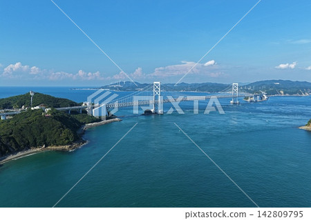 一張空拍照片,展現了德島縣鳴門市的鳴門海峽和懸索橋。 一張空拍照片,展現了德島縣鳴門市的鳴門海峽和懸索橋。 142809795