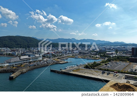 空拍照片展現了兵庫縣洲本市的港口和沿海城鎮。 空拍照片展現了兵庫縣洲本市的港口和沿海城鎮。 142809964