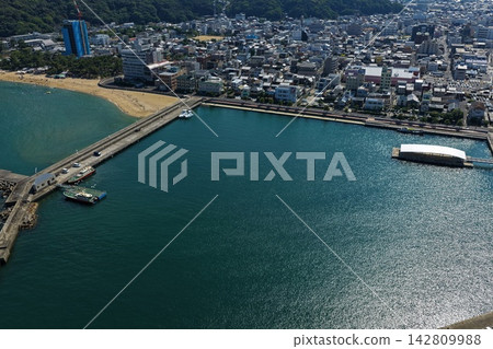 空拍照片展現了兵庫縣洲本市的港口和沿海城鎮。 空拍照片展現了兵庫縣洲本市的港口和沿海城鎮。 142809988