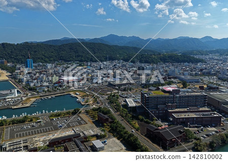 從空中俯瞰兵庫縣須本市的港口和海灘。 從空中俯瞰兵庫縣須本市的港口和海灘。 142810002
