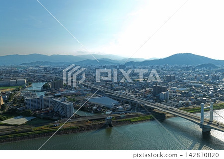 一張空拍照片,展現了德島縣德島市的吉野川和斜張橋。 一張空拍照片,展現了德島縣德島市的吉野川和斜張橋。 142810020