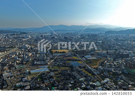 空拍照片,展現了德島縣德島市的城區和河流。 空拍照片,展現了德島縣德島市的城區和河流。 142810033