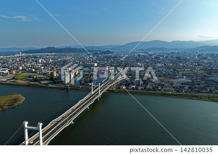 一張空拍照片,展現了德島縣德島市的一座斜拉橋和吉野川。 一張空拍照片,展現了德島縣德島市的一座斜拉橋和吉野川。 142810035