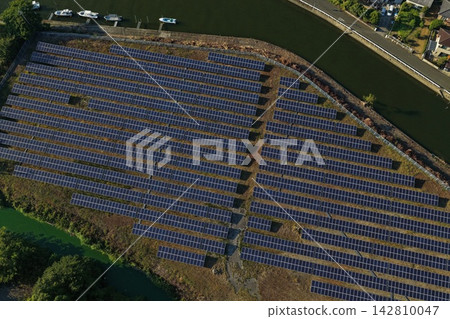 空拍照片捕捉了德島縣德島市的太陽能電池板、河流和停泊的船隻。 空拍照片捕捉了德島縣德島市的太陽能電池板、河流和停泊的船隻。 142810047