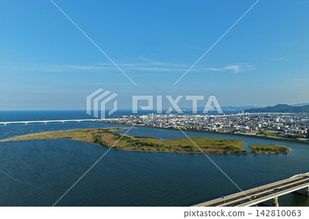 空拍照片,展現了德島縣德島市吉野川河口及市中心的景象。 空拍照片,展現了德島縣德島市吉野川河口及市中心的景象。 142810063