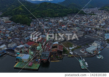 空拍照片展現了愛媛縣宇和島市的造船廠和沿海城鎮。 空拍照片展現了愛媛縣宇和島市的造船廠和沿海城鎮。 142810180