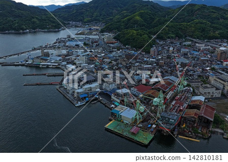 空拍照片,展現了愛媛縣宇和島市的造船廠和港口。 空拍照片,展現了愛媛縣宇和島市的造船廠和港口。 142810181