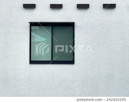 建築物極簡的白色外牆與黑色窗框形成鮮明對比。 142810195