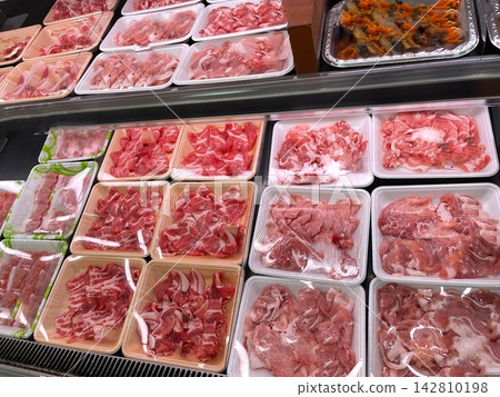 超市裡擺放著托盤的新鮮肉。 超市裡擺放著托盤的新鮮肉。 142810198