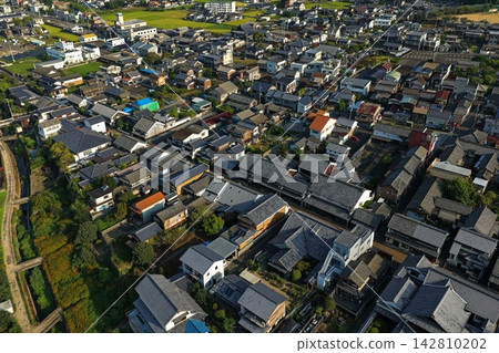 一張空拍照片,展現了德島縣美間市的傳統城鎮景觀,照片中可以看到一排排瓦片屋頂。 一張空拍照片,展現了德島縣美間市的傳統城鎮景觀,照片中可以看到一排排瓦片屋頂。 142810202