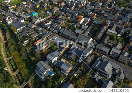 一張空拍照片,展現了德島縣美間市的住宅區,照片中可以看到一排排瓦片屋頂。 一張空拍照片,展現了德島縣美間市的住宅區,照片中可以看到一排排瓦片屋頂。 142810203