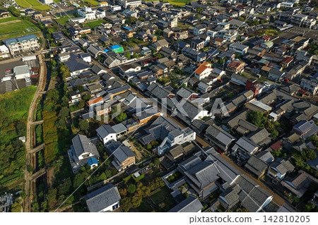 從傾斜角度拍攝的空拍照片,展現了德島縣美間市宇達津町的街景。 從傾斜角度拍攝的空拍照片,展現了德島縣美間市宇達津町的街景。 142810205